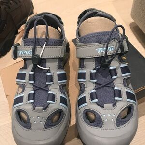 Ladies Tevas size 8 new